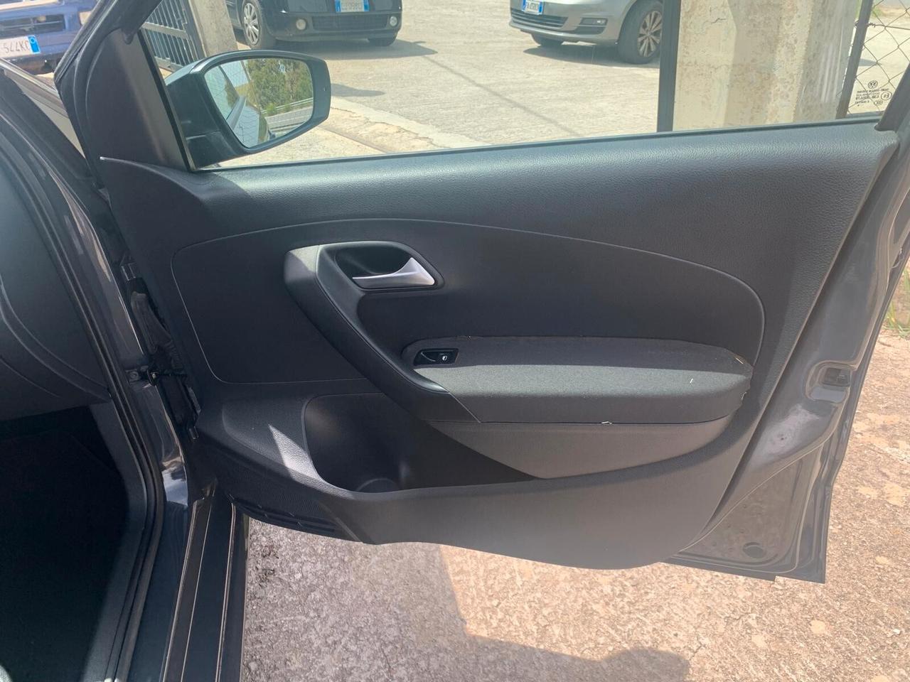Volkswagen Polo 1.0 MPI 5P Trendline - 2014