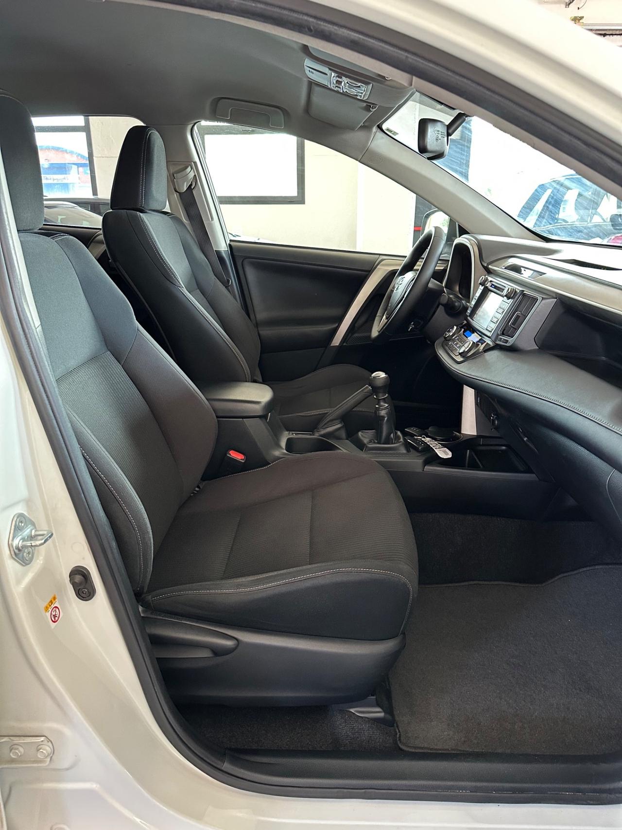 Toyota RAV 4 RAV4 2.0 D-4D 2WD Style White Ed.