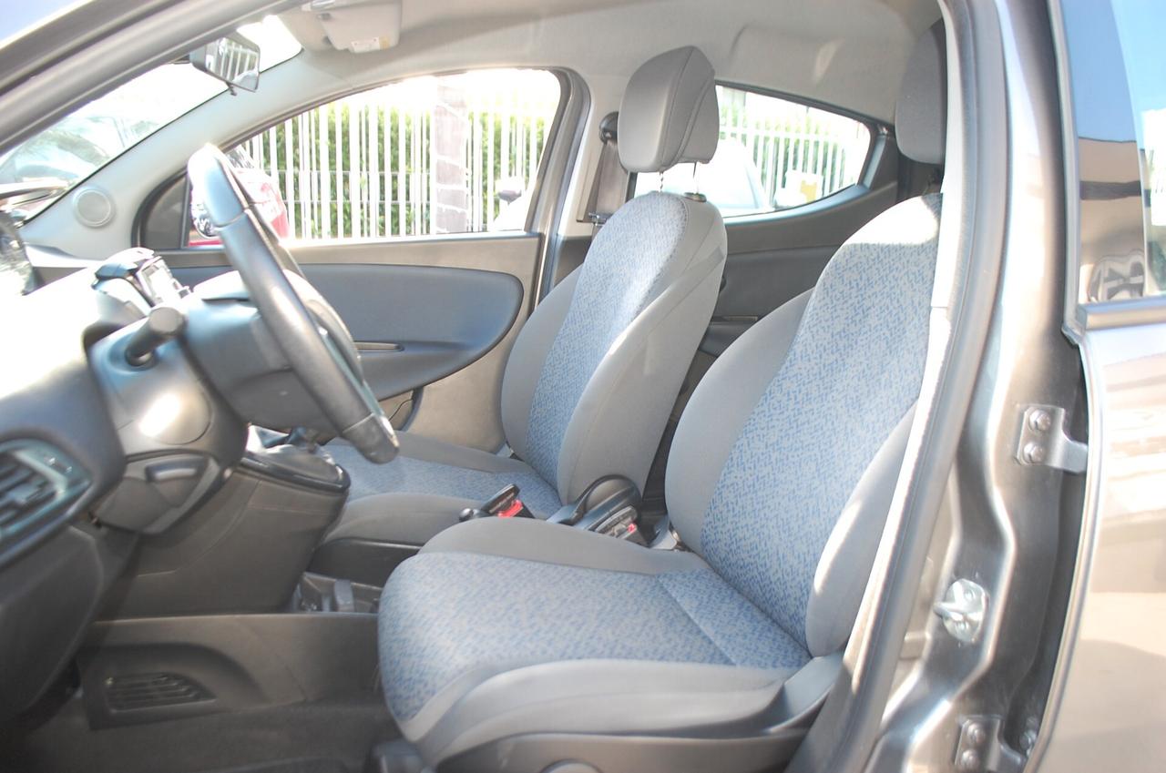 Lancia Ypsilon 1.0 firefly 70CV hybrid Gold Plus S&S Uff Italy USB