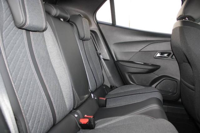 Peugeot 2008 1.2 Allure s&s 130cv eat8 con Navigatore e Carplay