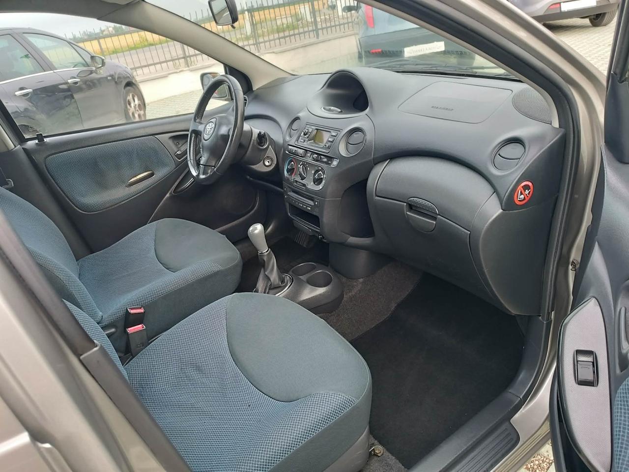 Toyota Yaris 1.0i 16V cat 5 porte Sol