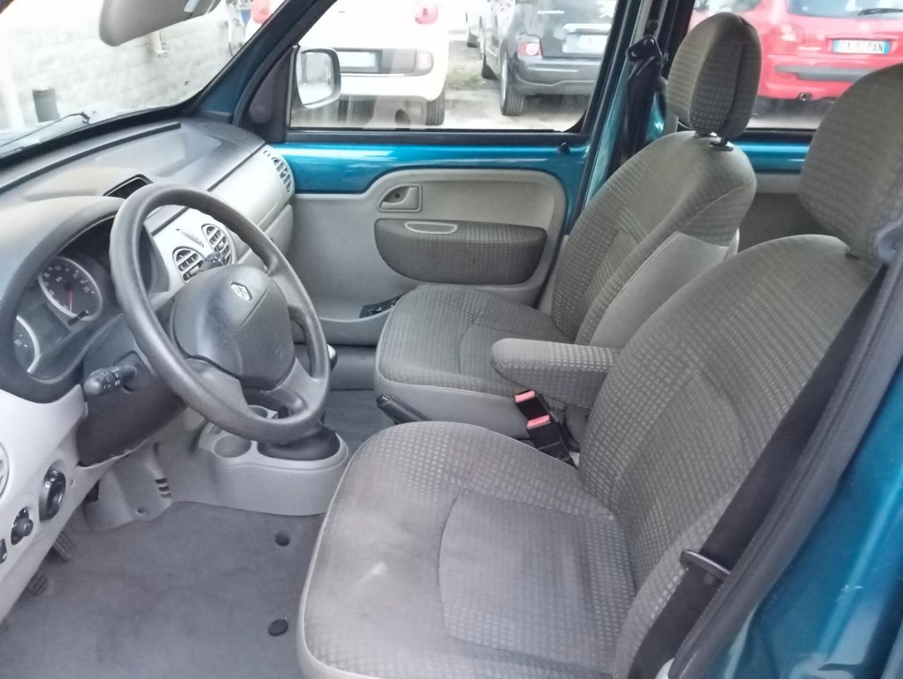 Renault Kangoo 1.6 con pedana per disabili