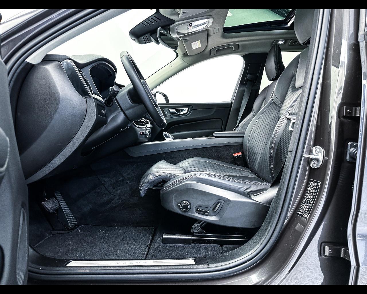 VOLVO XC60 (2017-->) - XC60 T6 Plug-in hybrid AWD automatico Plus Bright
