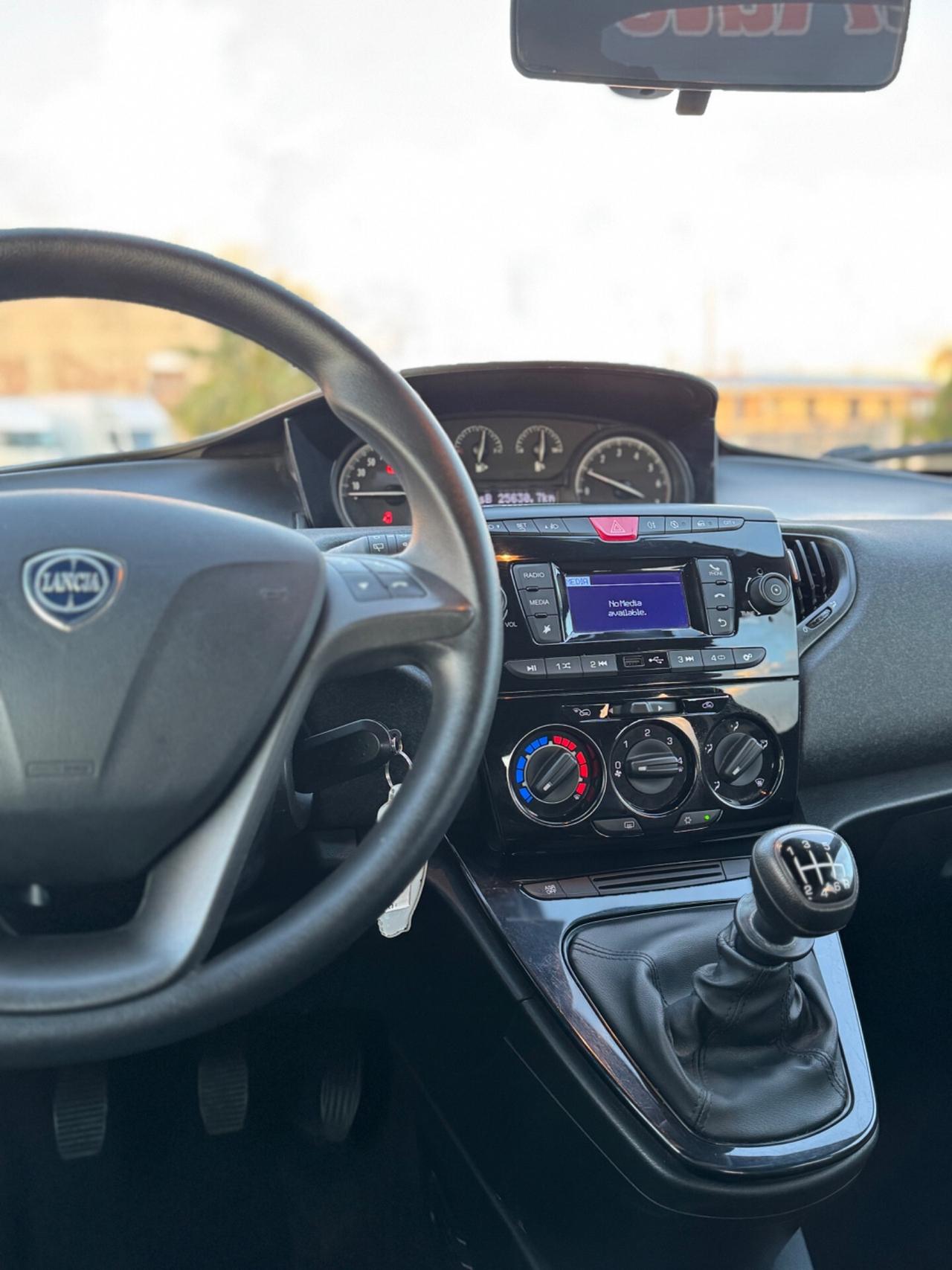 Lancia Ypsilon 1.0 FireFly 5 porte S&S Hybrid Ecochic Silver