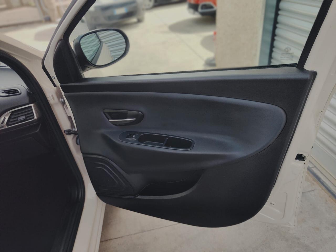 Lancia Ypsilon 1.2 69 CV 5 porte GPL Ecochic Silver