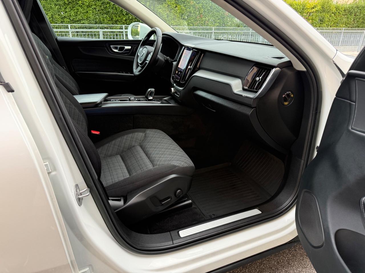 Volvo XC 60 B4 AWD (d) automatico Essential 2022