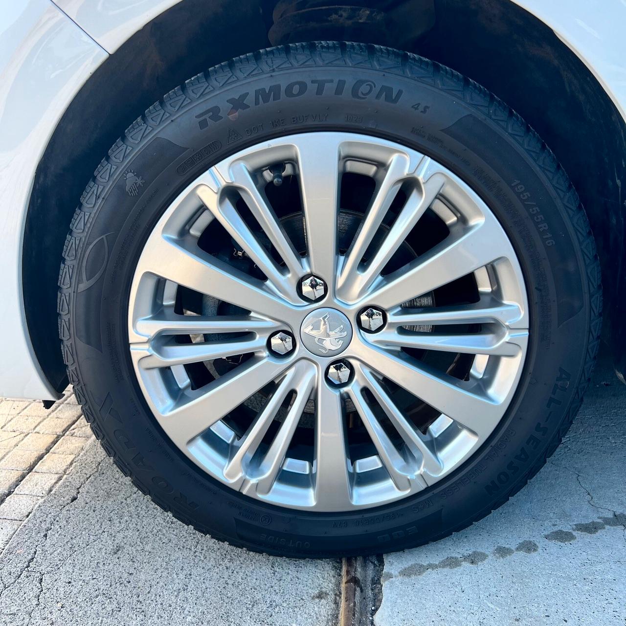 Peugeot 208 PureTech 82 5 porte Allure