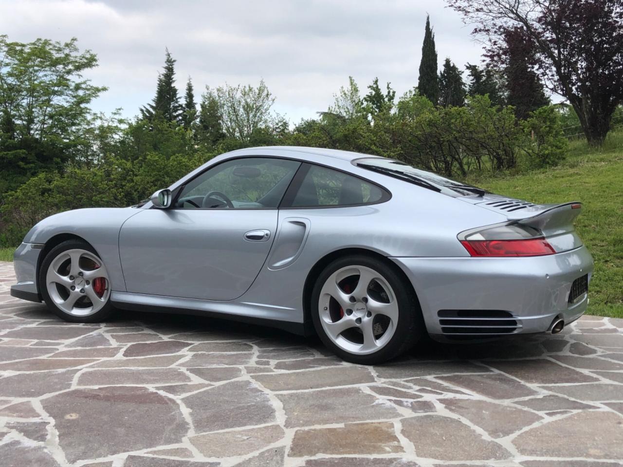 Porsche 911 Turbo cat Coupé, 11950km, Polar Silber-pelle estesa Blu Metropoli