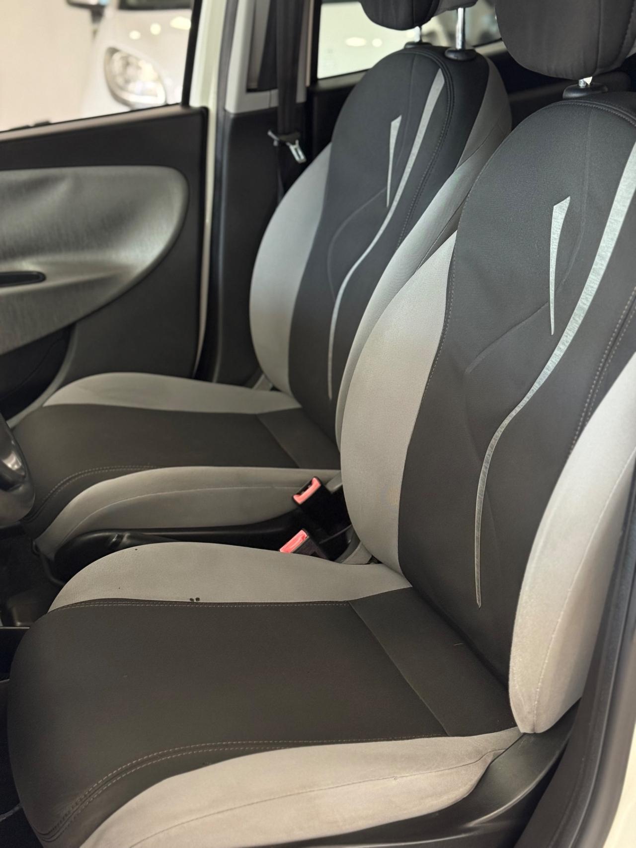 Lancia Ypsilon 0.9 TwinAir 85 CV 5 porte Metano Ecochic Silver