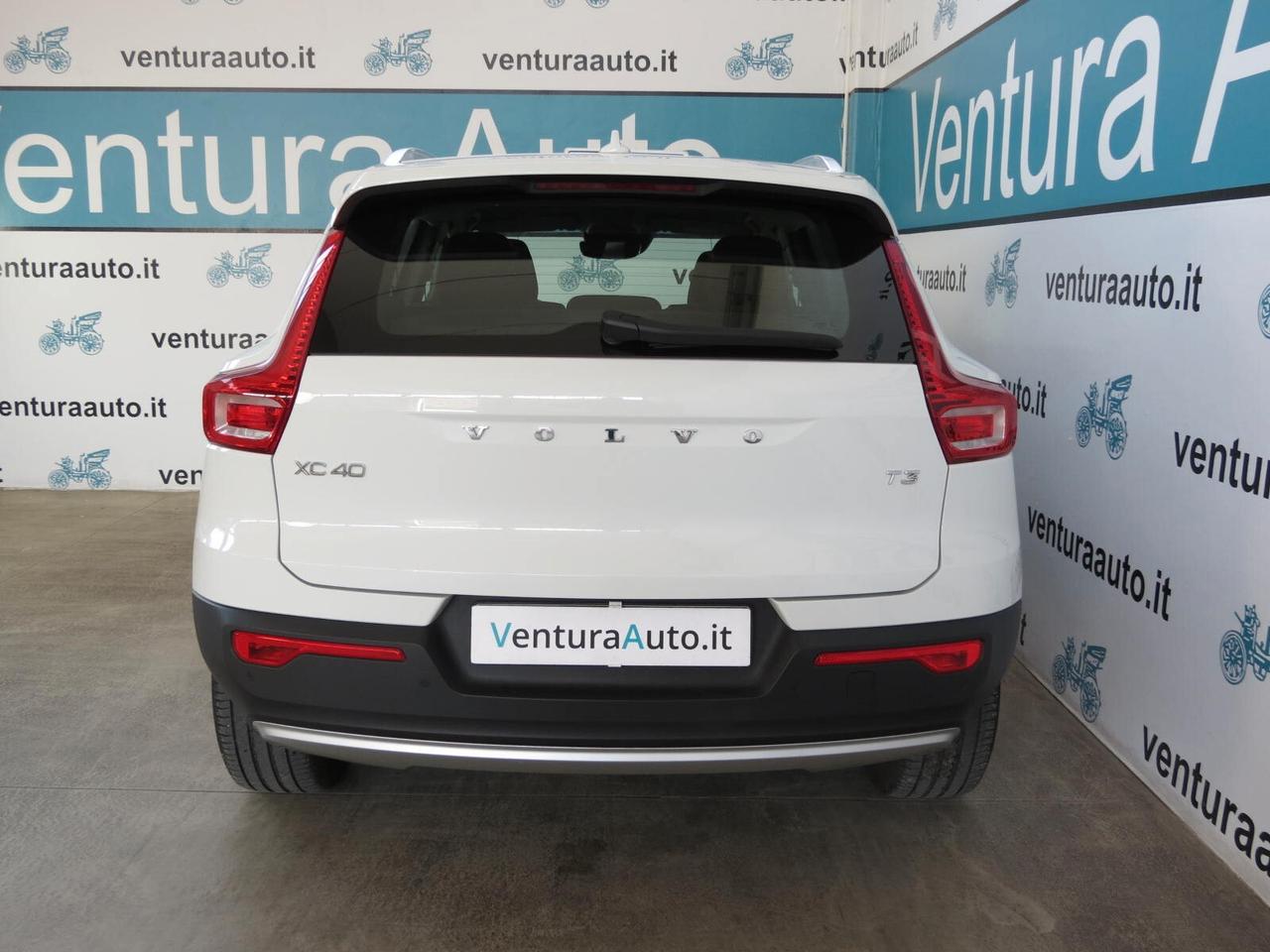 Volvo XC40 T3 163 cv Geartronic Momentum