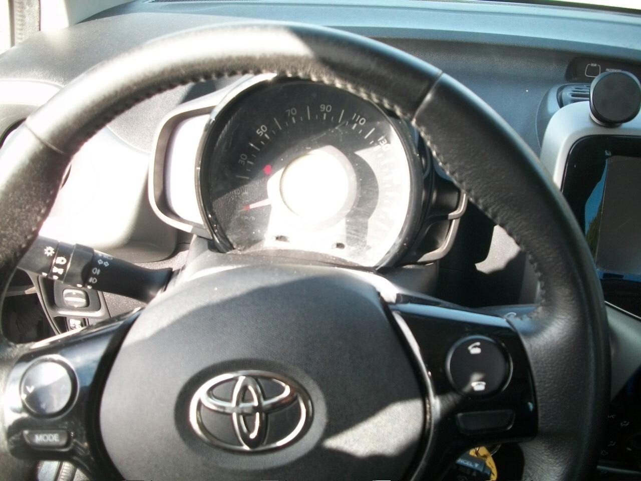 Toyota Aygo 1.0 VVT-i 69 CV 5 porte x-clusiv MMT SI NEOPATENTATI GARANZIA UN ANNO KM124585