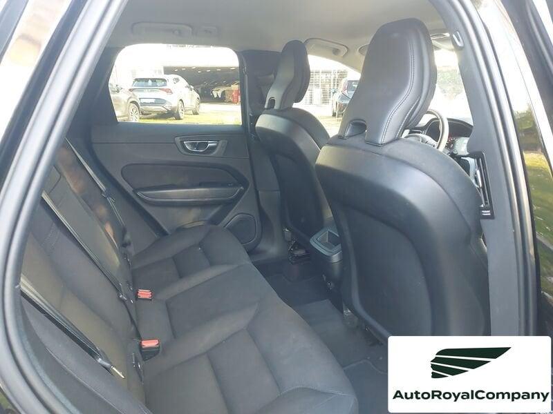 Volvo XC60 B4 D automatico Momentum IVA ESPOSTA