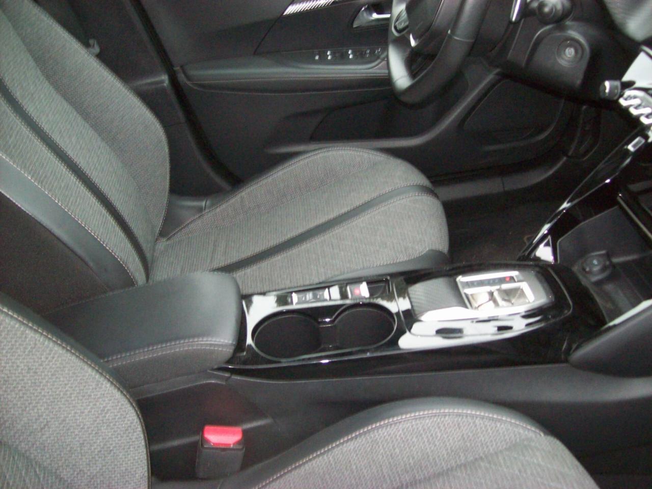 Peugeot 2008 PureTech 130 S&S EAT8 Allure