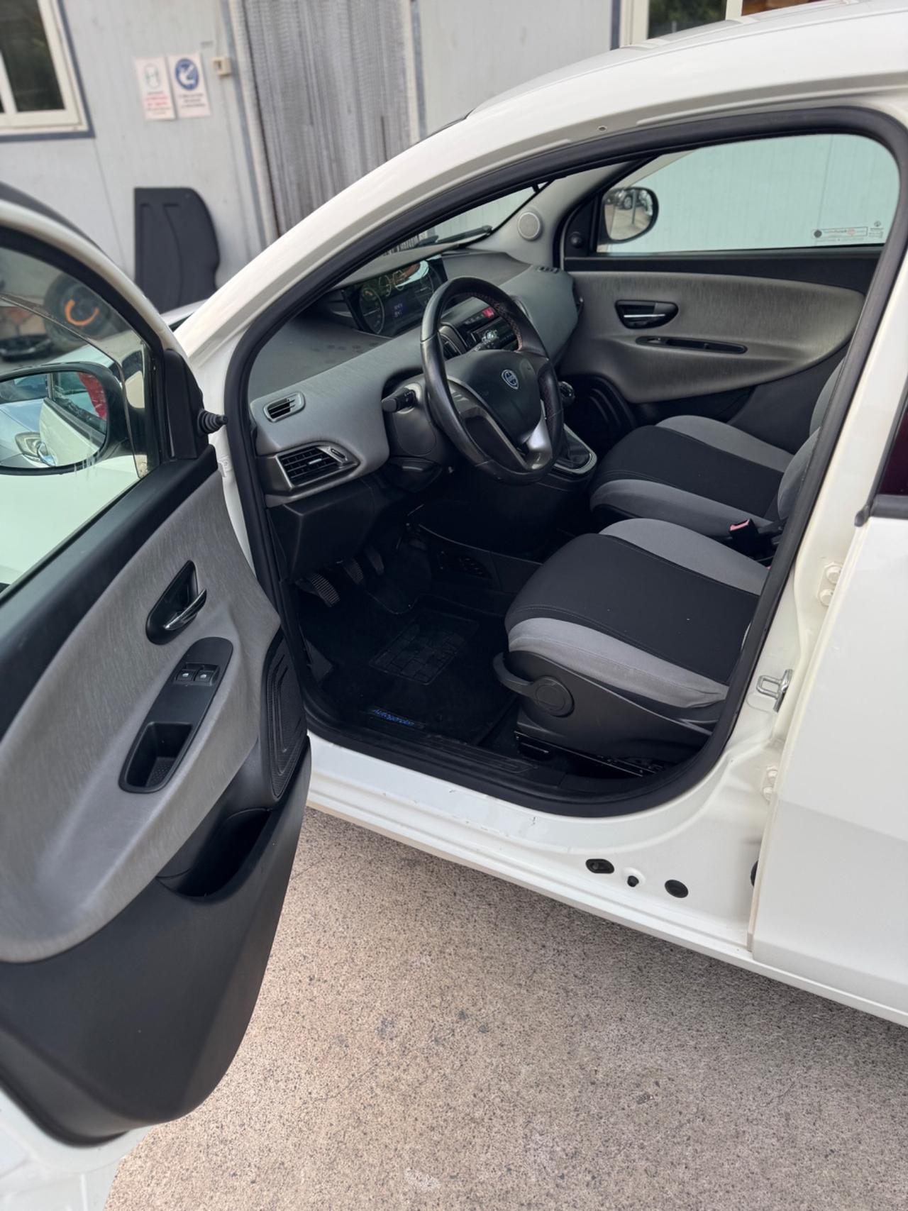 Lancia Ypsilon 1.3 MJT 16V 95 CV 5 porte S&S Silver