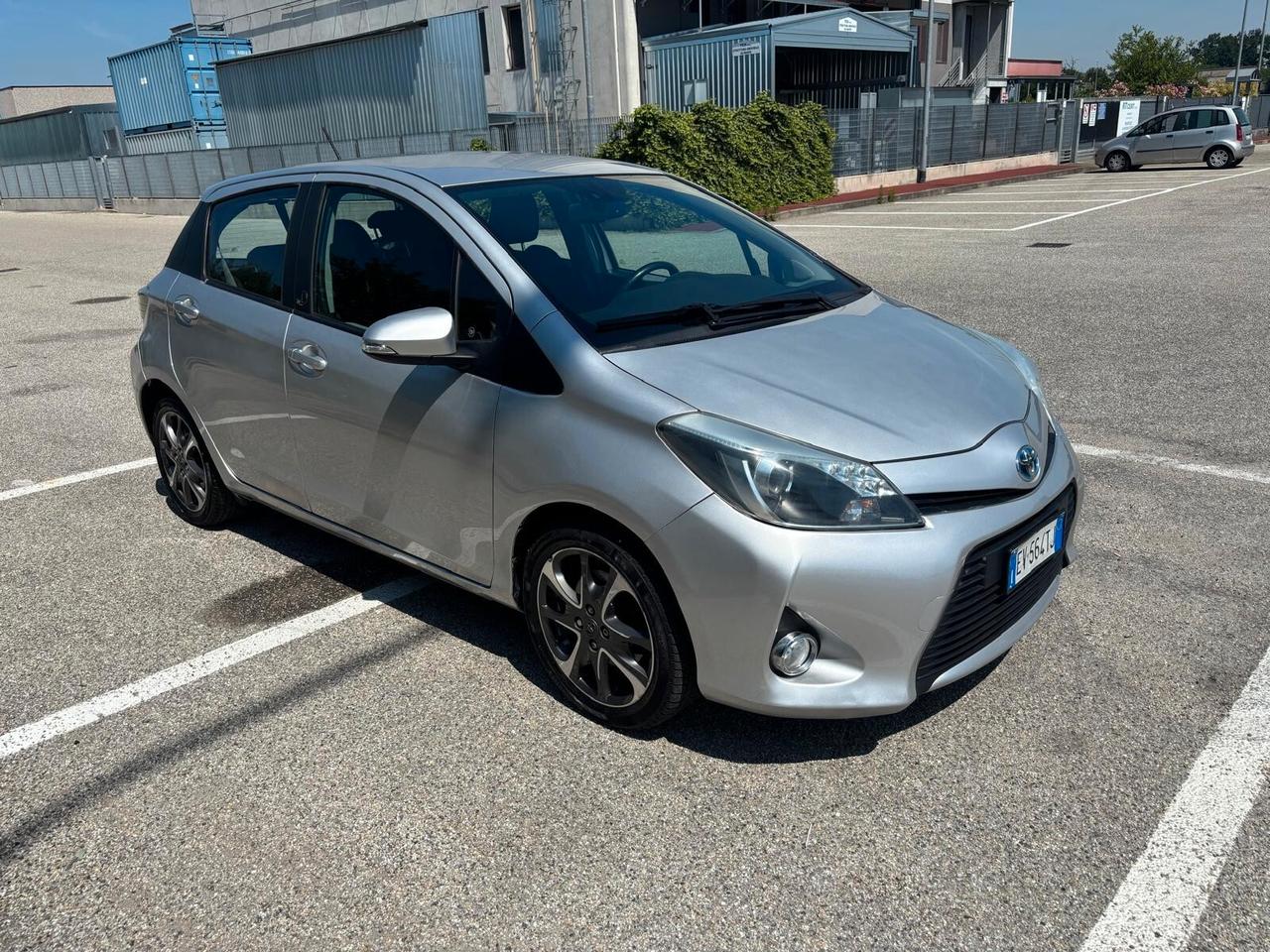 Toyota Yaris 1.5 Hybrid 5 porte Lounge Più GARANZIA UFFICIALE 3 ANNI TAGLIANDI CERTIFICATI KM ORIGINALI