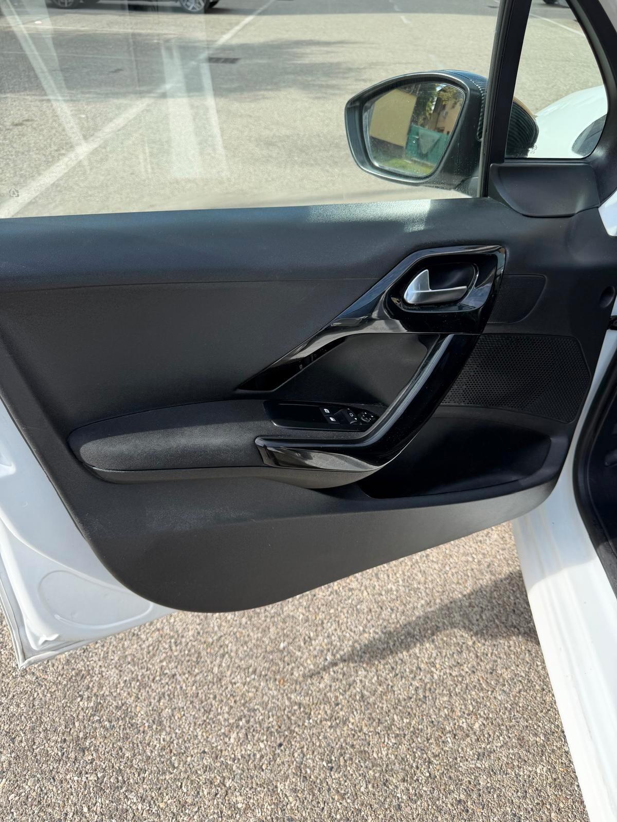 Peugeot 208 1.2 - NEOPATENTATI - 12 MESI DI GARANZIA -