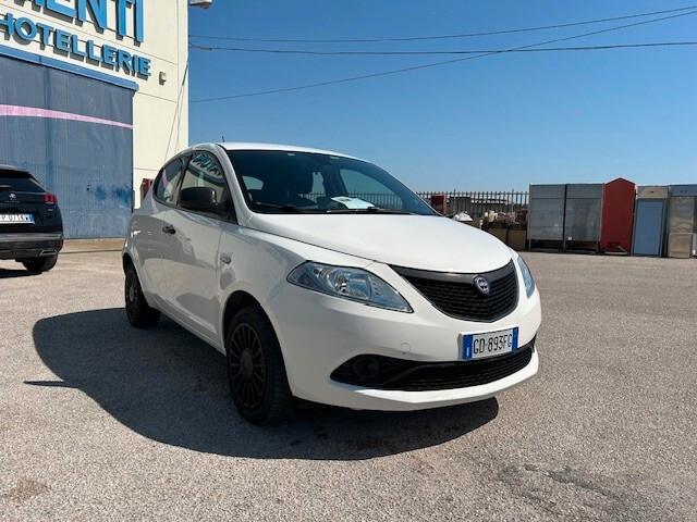 Lancia Ypsilon 1.0 FireFly 5 porte S&S Hybrid Ecochic Silver