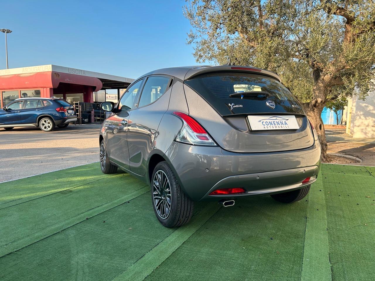 Lancia Ypsilon 1.0 FireFly 5 porte S&S Hybrid Ecochic Silver