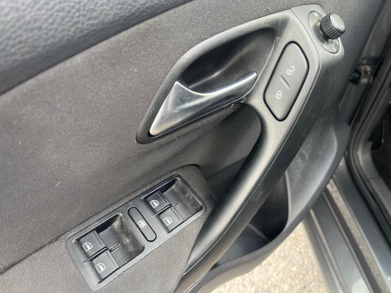 Volkswagen Polo 5P-1.6 tdi- cambio autom-2011