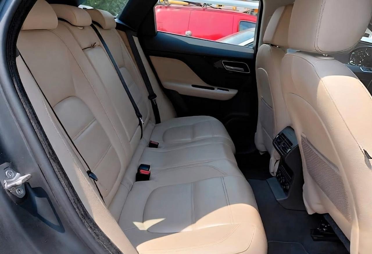 Jaguar F-Pace 2.0 D 180 CV AWD automatica Prestige