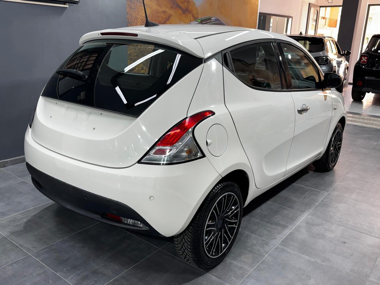 Lancia Ypsilon 1.0 FireFly 5 porte S&S Hybrid Gold
