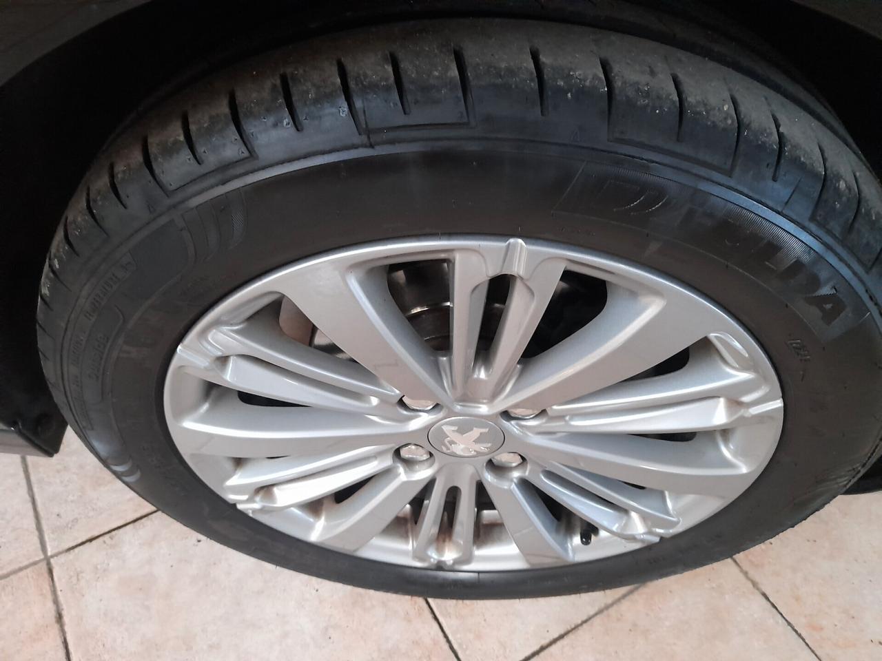 Peugeot 208 PureTech 82 5 porte Allure