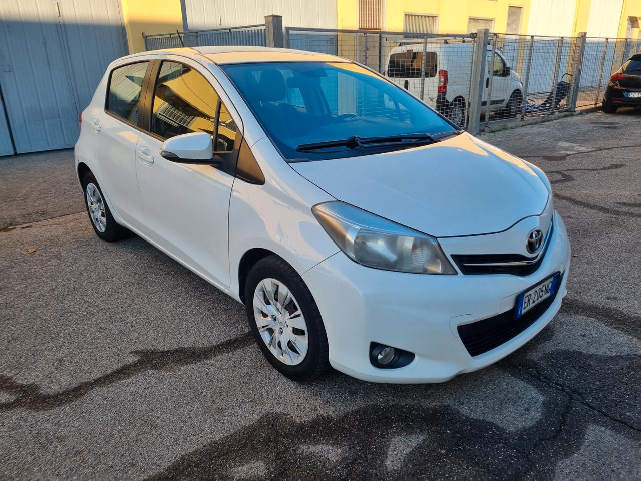 Toyota Yaris 1.0 5 porte Lounge neo patentati unica proprietaria