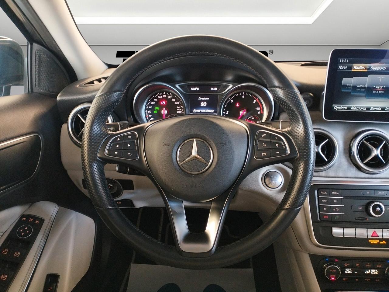 Mercedes-benz GLA 200 d Sport - TETTO APRIBILE