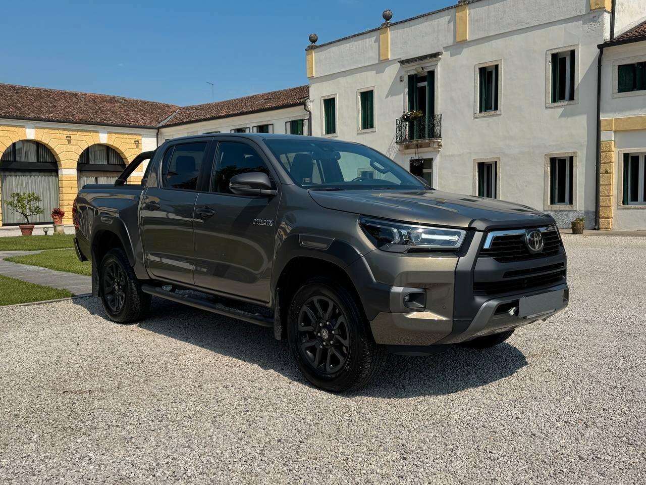 Toyota Hilux 2.4 D-4D A/T 4WD 4 porte Double Cab Invincible