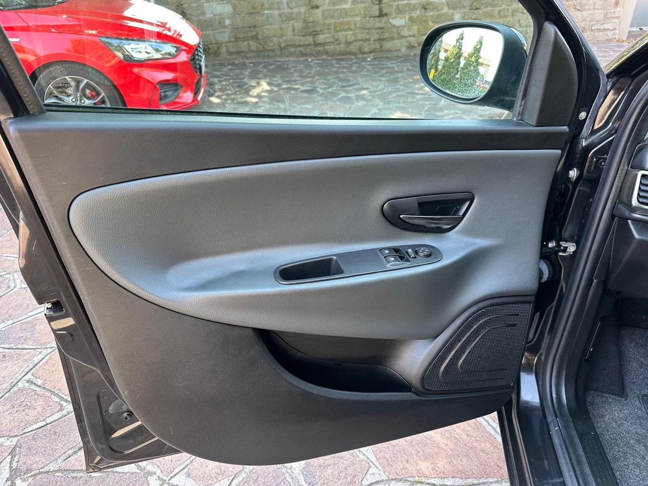 Lancia Ypsilon 1.2 69 CV 5 porte S&S Gold neopatentati