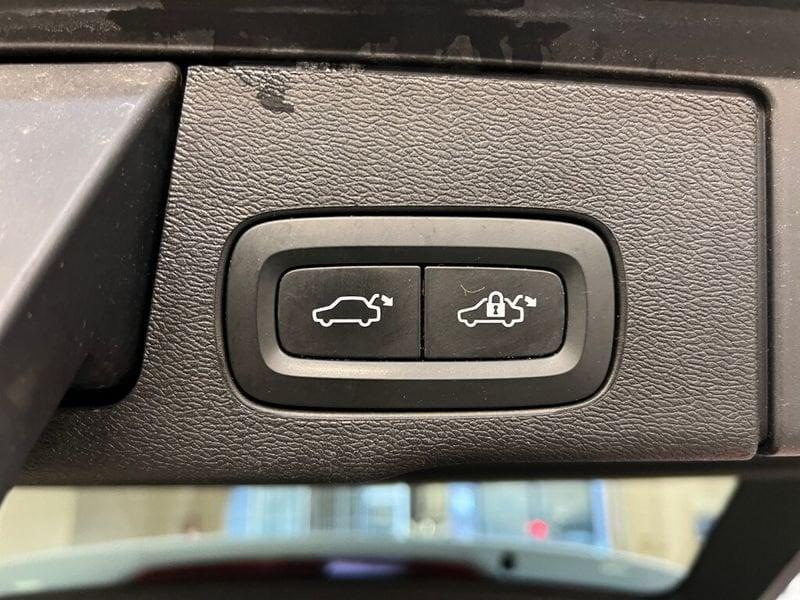 Volvo XC60 (2017-->) D4 AWD Geartronic R-design