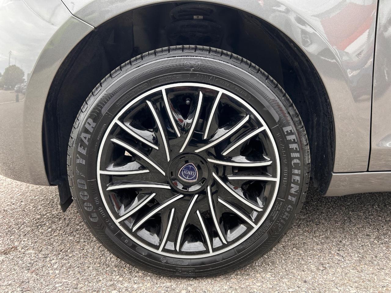 Lancia Ypsilon 1.0 firefly hybrid Silver Plus s&s 70cv