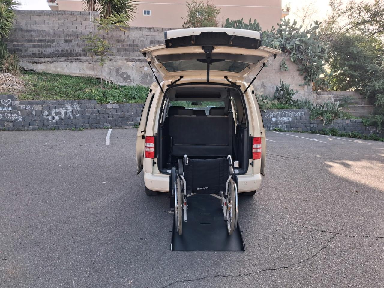 Volkswagen Caddy Pianale ribassato con rampa disabili in carrozzina
