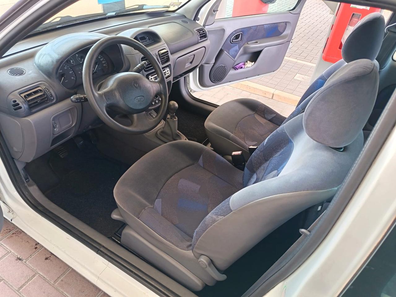 Renault Clio 2001 -1.2 cat 3 porte OCCASIONE UNICOPROPIETARIO NEOPATENTATI