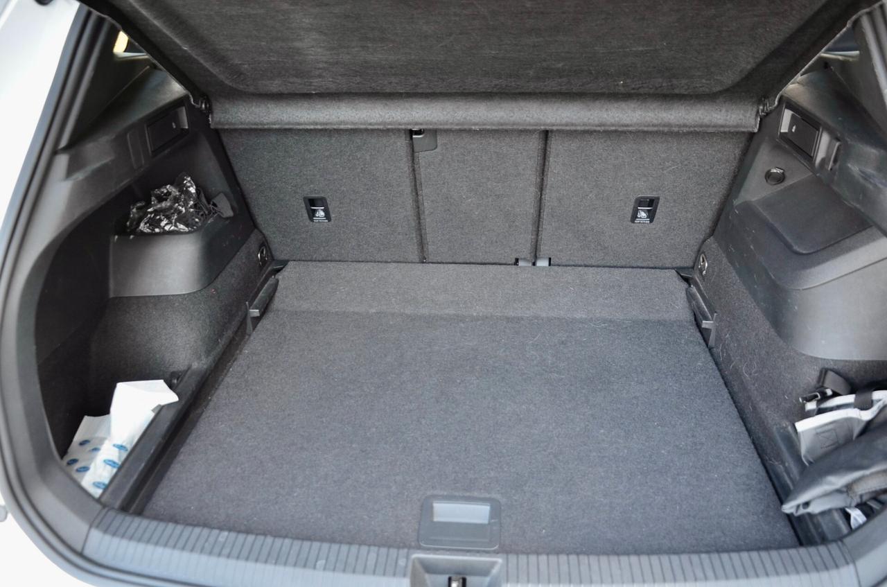 VOLKSWAGEN TIGUAN 2.0 TDI R-LINE 150cv DSG, UNICOPROPRIETARIO, GARANZIA VW 5/28, UFF ITALIANA, IQ LED, SEDILI A GUSCIO, 19″, PERMUTE
