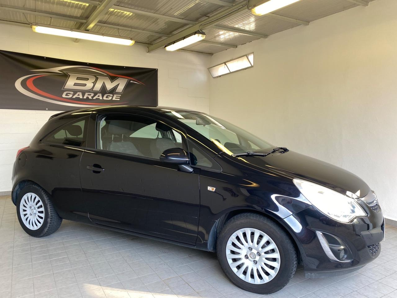 Opel Corsa 1.2 3 porte b-color