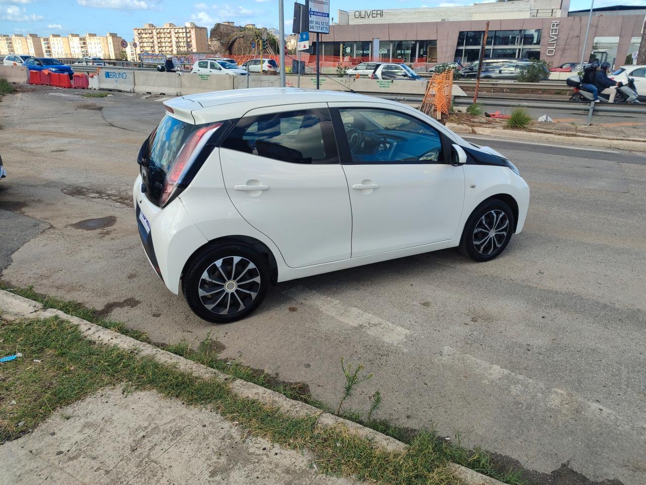 Toyota Aygo 1.0 VVT-i 69 CV 5 porte x-cool