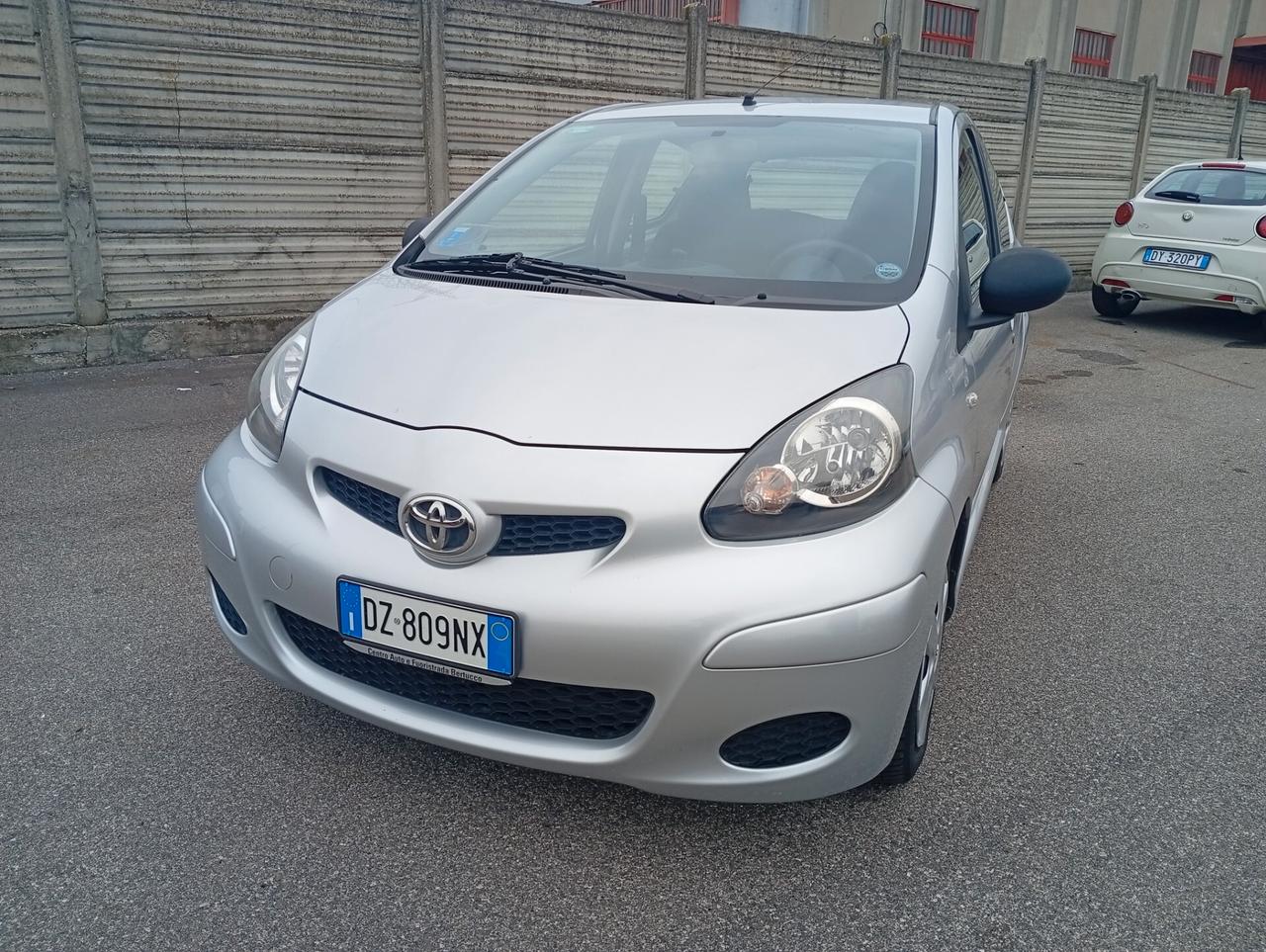Toyota Aygo 1.0 12V VVT-i 5 porte NEOPATENTATI OK