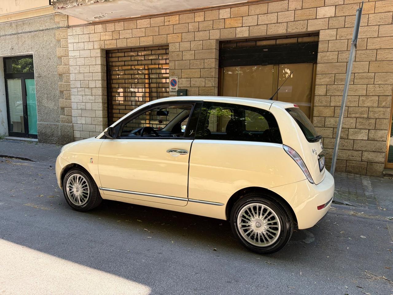 Lancia Ypsilon 1.2 restailng moda Milano
