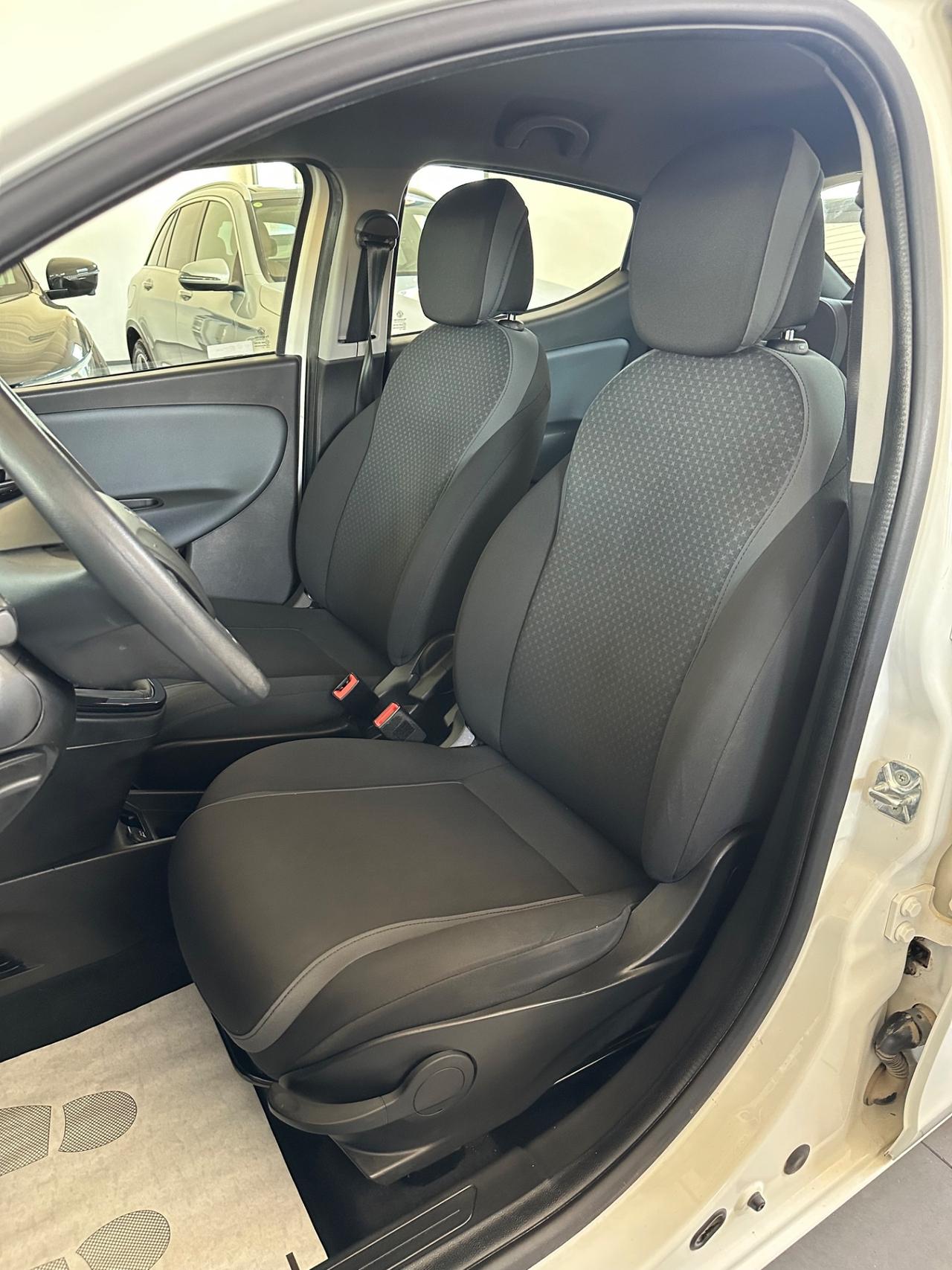 Lancia Ypsilon 1.2 69 CV 5 porte Silver
