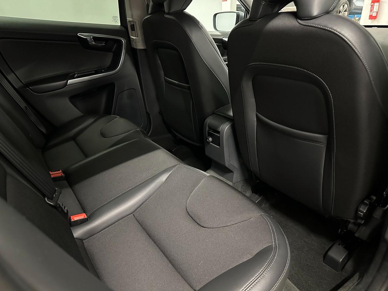 Volvo XC 60 XC60 D4 AWD Geartronic Business AUTOCARRO N1
