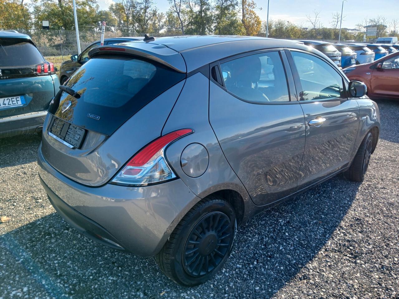 Lancia Ypsilon 1.0 FireFly S&S Hybrid Ecochic Silver