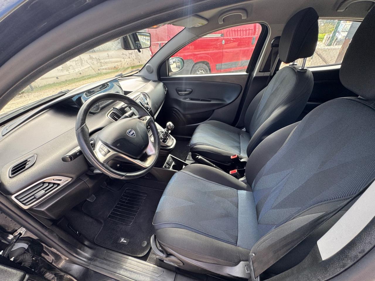 Lancia Ypsilon 1.0 Hibrid