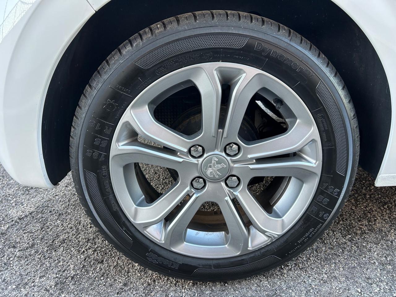 Peugeot 208 1.2 VTi allure ideale per neopatentati