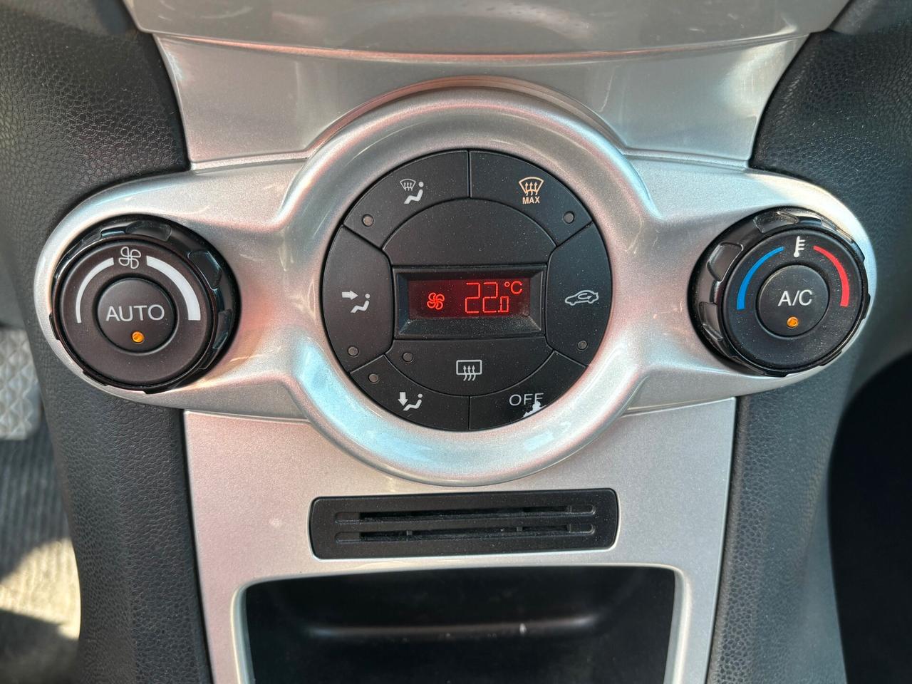 Ford Fiesta 1.4 5 porte Bz.- GPL CONSUMI RIDOTTI, PICCOLA MA COMODA