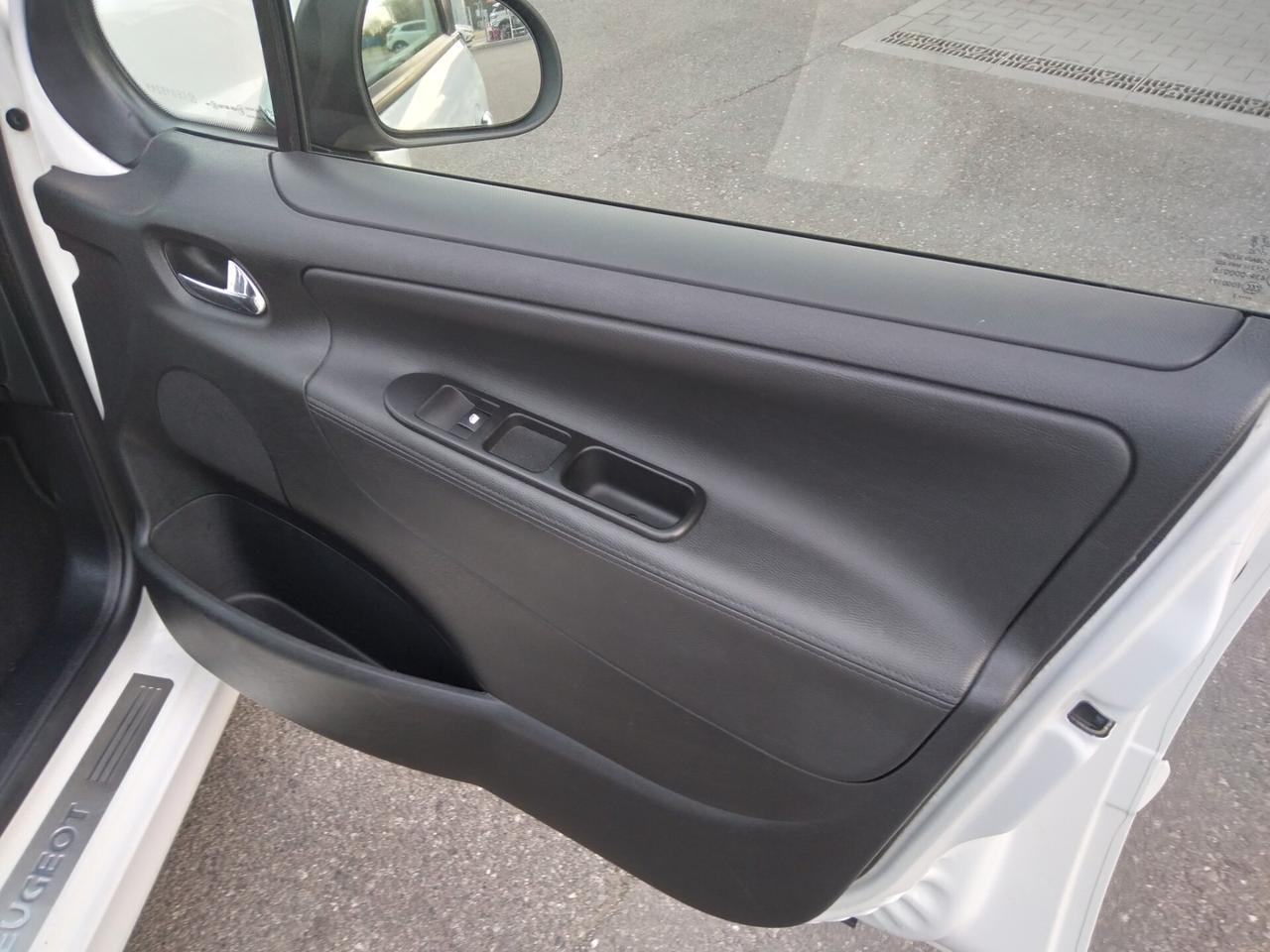 Peugeot 207 1.6 turbo 156CV 6marce 5p. Allure