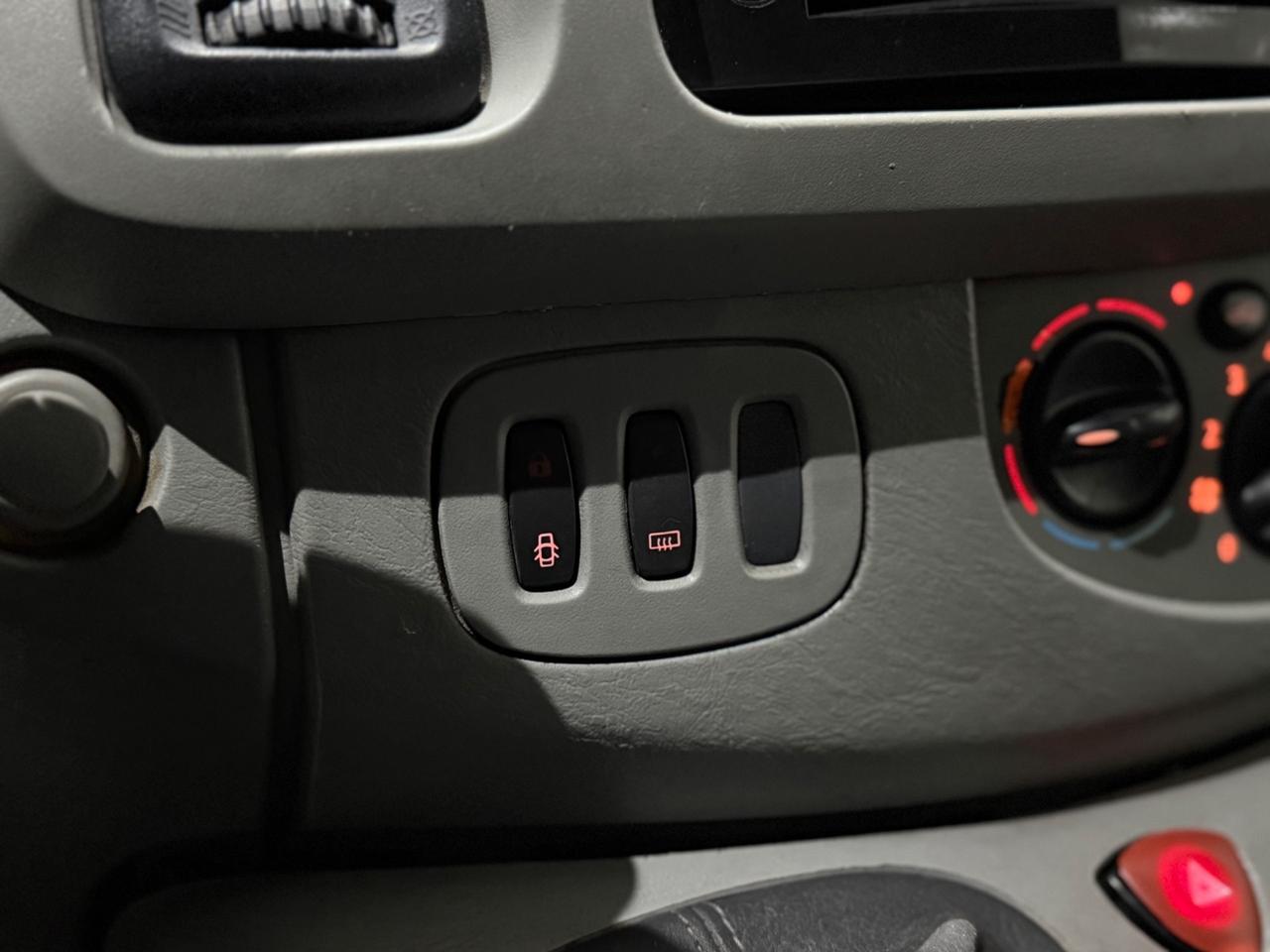 Opel Vivaro 1.9CDTI 100Cv/Kw73 Gancio traino