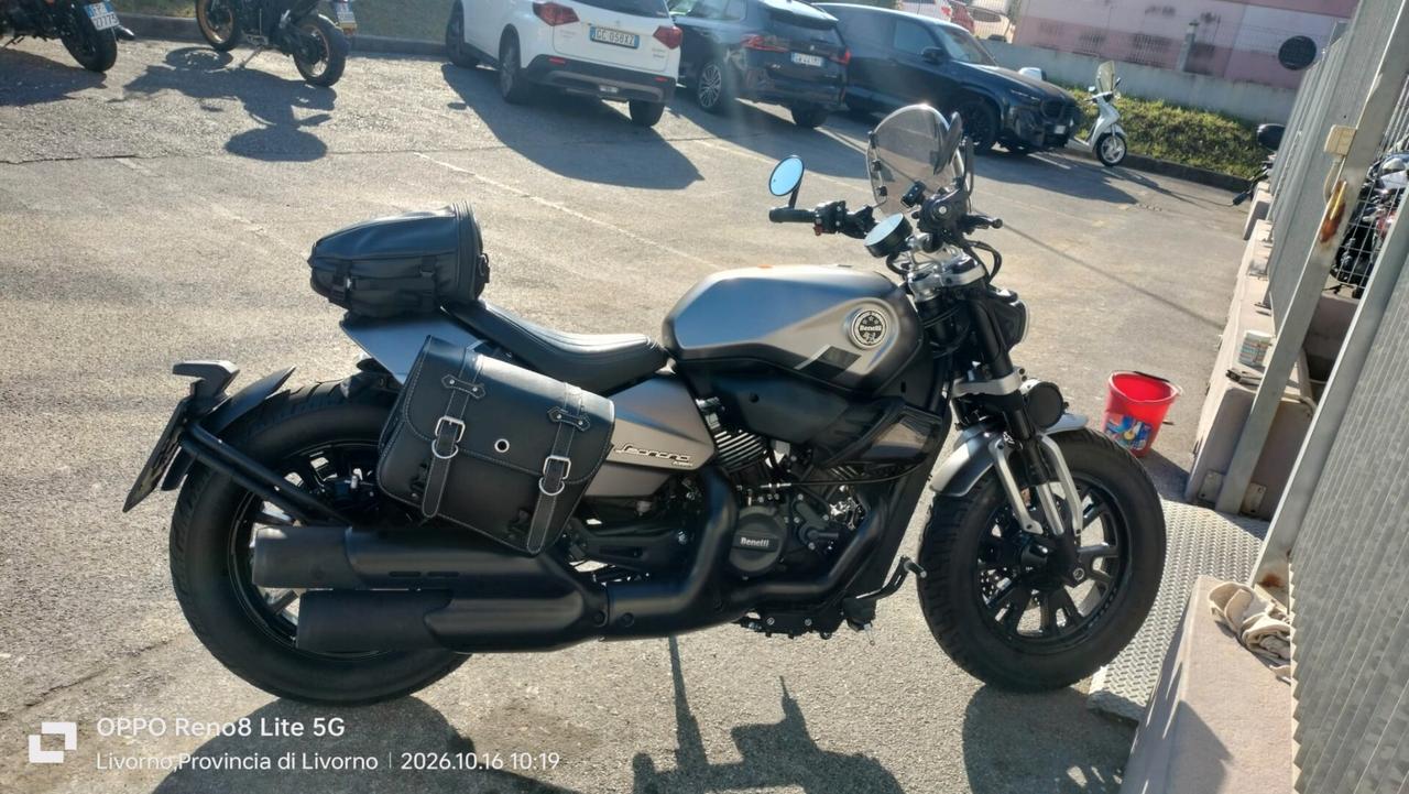 Benelli Leoncino 500 bobber