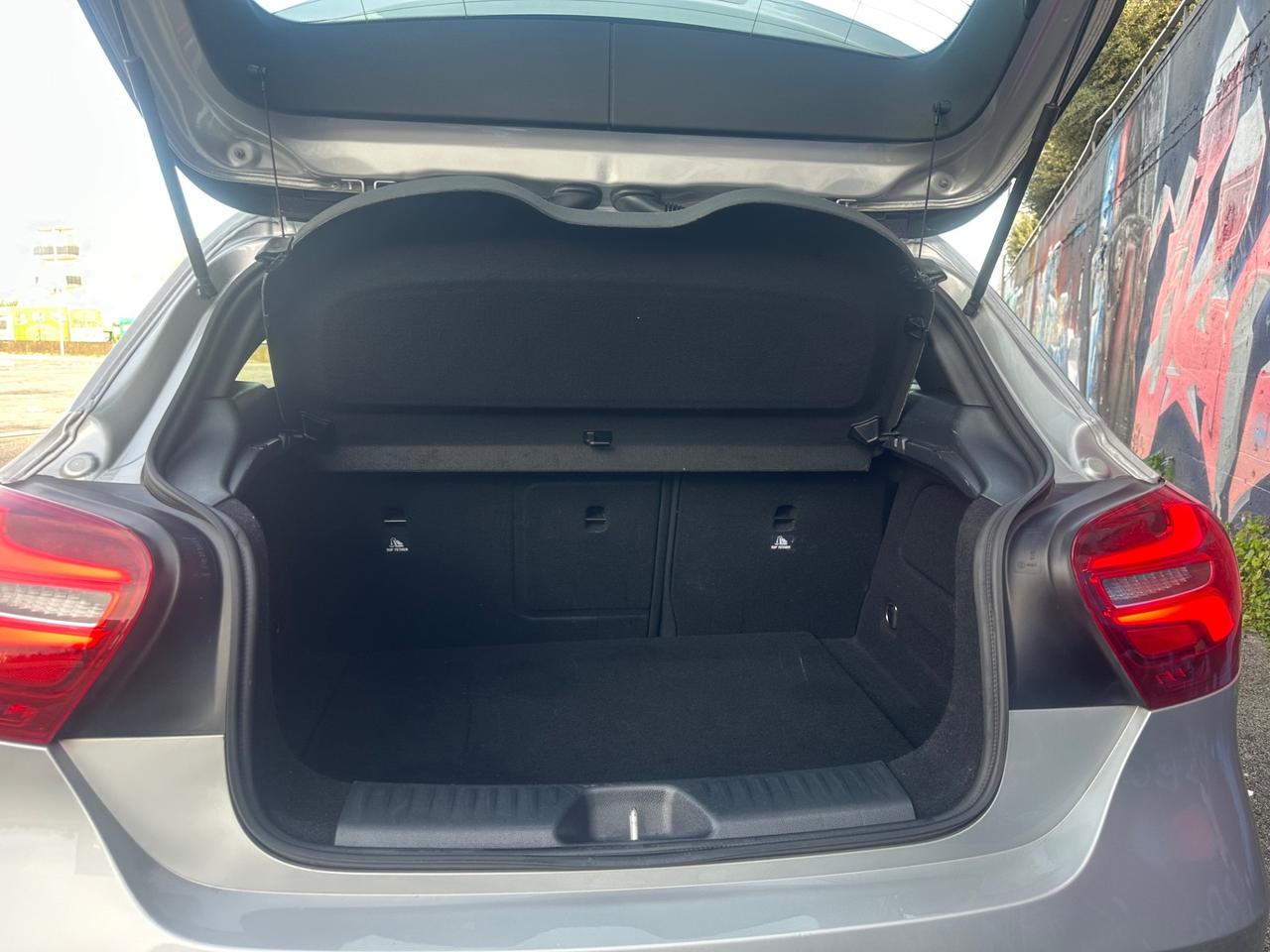 MERCEDES A180 CDI AUTOM/NAVI/LED/F1