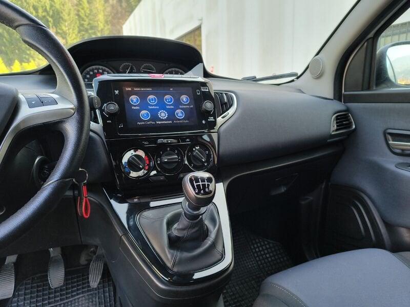 Lancia Ypsilon 0.9 silver hybrid